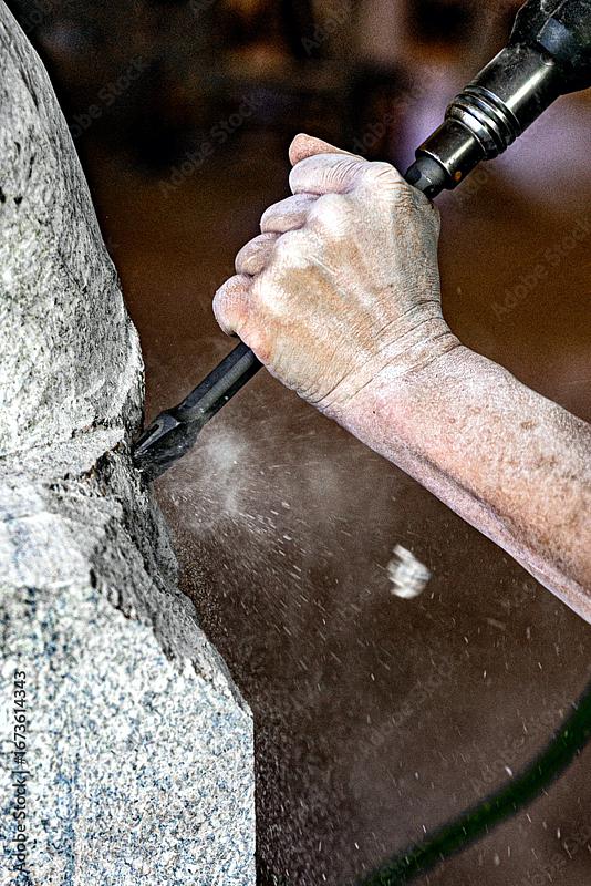 Steinmetzarbeiten mit Meisel